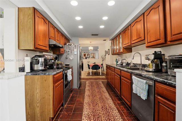 9720 Palmetto Club Ln W, Miami, FL 33157