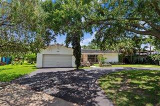 9720 Palmetto Club Ln W, Miami, FL 33157