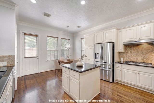 7827 Shady Villa Cove, Houston, TX 77055