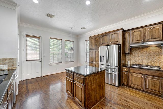 7827 Shady Villa Cove, Houston, TX 77055