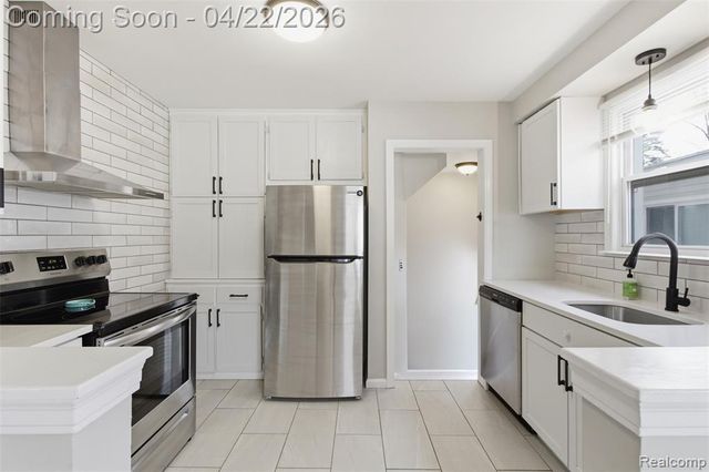 310 E Oakridge Street, Ferndale, MI 48220