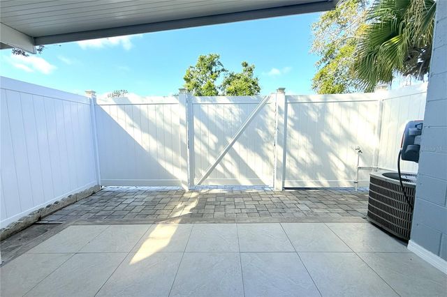 10301 FERNGLEN PLACE, Tampa, FL 33624