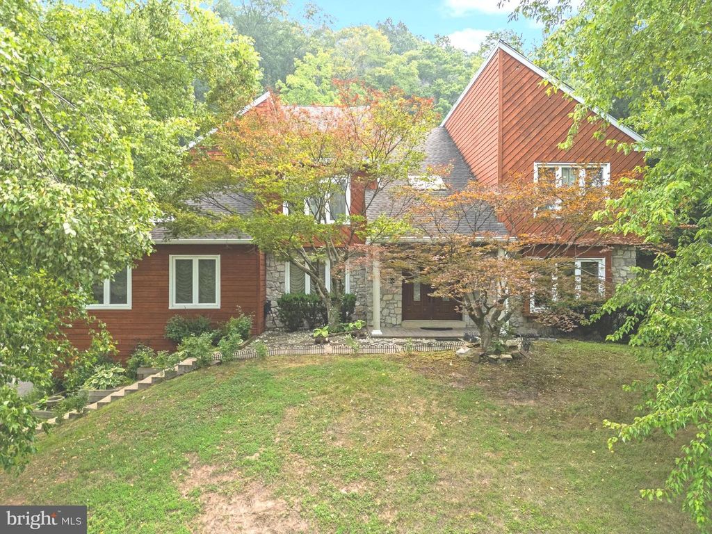 2002 PAR DR, Doylestown, PA 18901