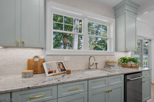 19 Manley Ter, Maplewood Twp., NJ 07040