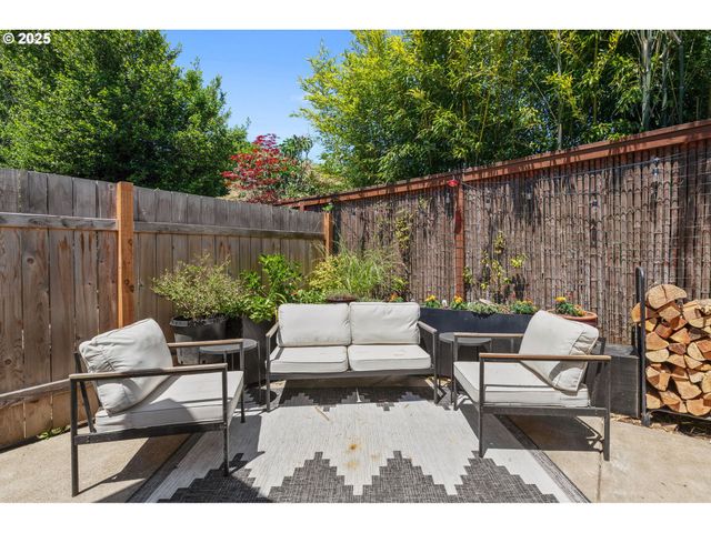 5739 Se WOODWARD St, Portland, OR 97206