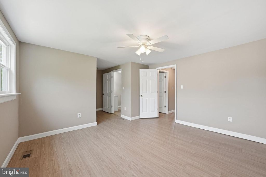 Image 11 of property listing at 366 POSSUM CT, Capitol Heights, MD 20743