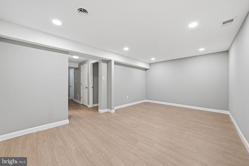 Image 18 of property listing at 366 POSSUM CT, Capitol Heights, MD 20743