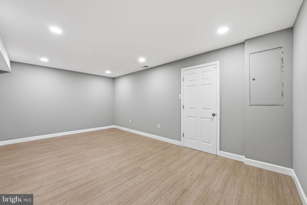 Image 20 of property listing at 366 POSSUM CT, Capitol Heights, MD 20743