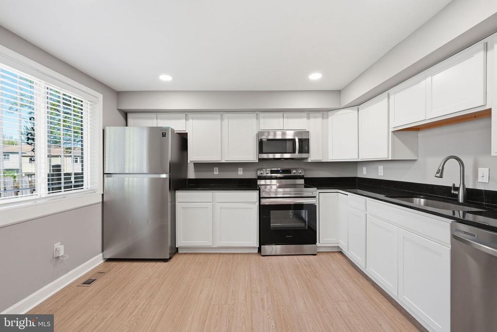 Image 3 of property listing at 366 POSSUM CT, Capitol Heights, MD 20743