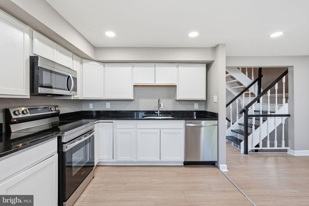 Image 4 of property listing at 366 POSSUM CT, Capitol Heights, MD 20743