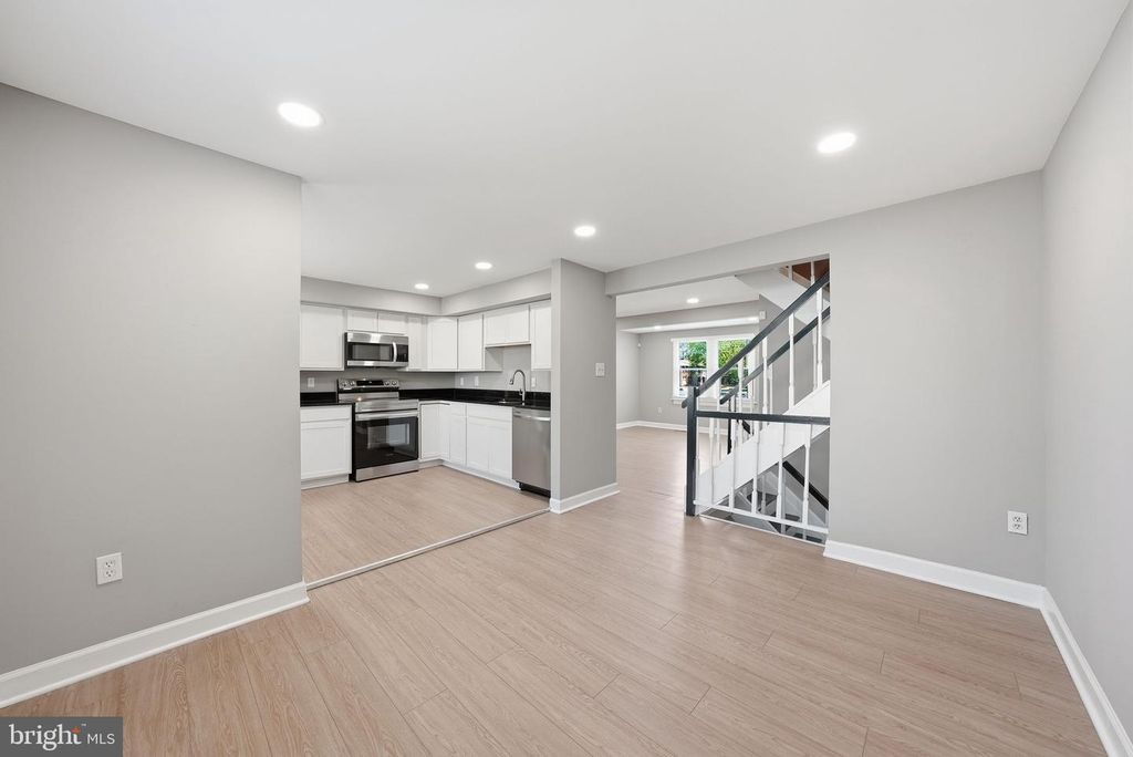 Image 5 of property listing at 366 POSSUM CT, Capitol Heights, MD 20743