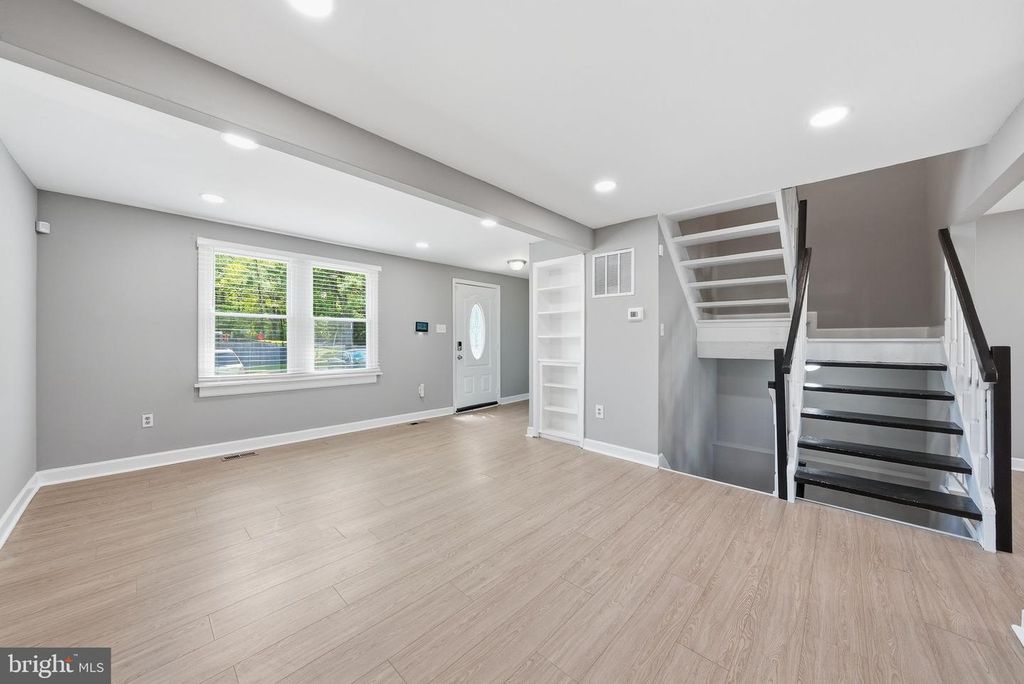 Image 6 of property listing at 366 POSSUM CT, Capitol Heights, MD 20743