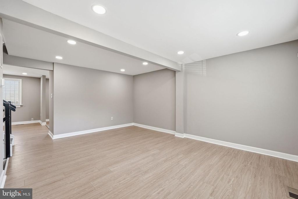 Image 7 of property listing at 366 POSSUM CT, Capitol Heights, MD 20743