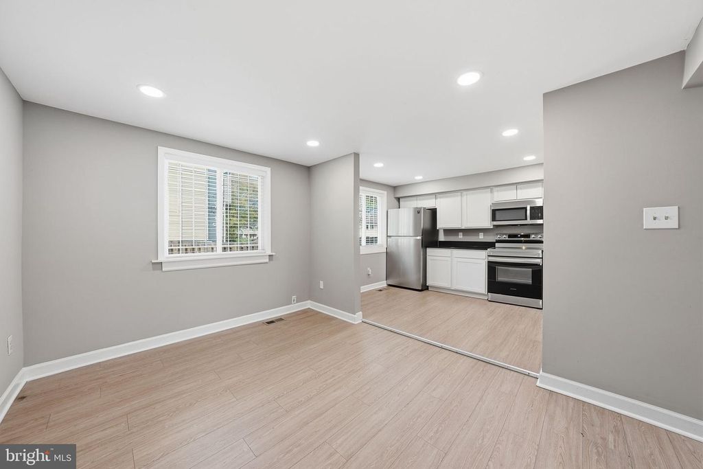 Image 8 of property listing at 366 POSSUM CT, Capitol Heights, MD 20743