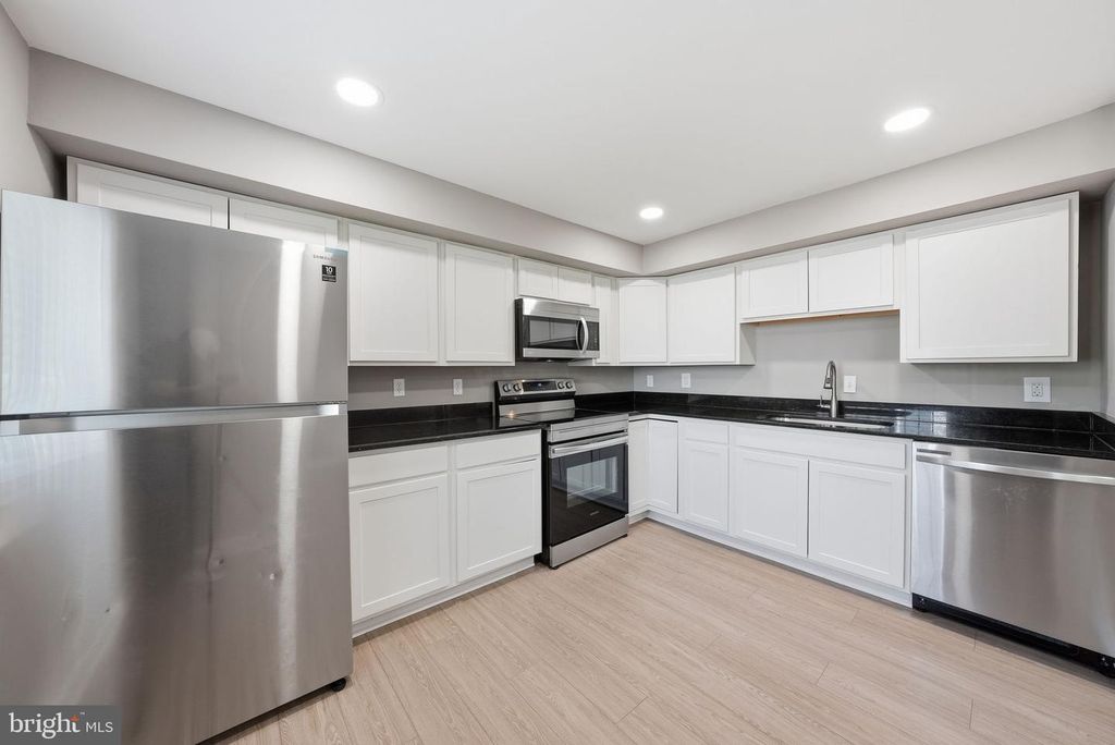 Image 9 of property listing at 366 POSSUM CT, Capitol Heights, MD 20743