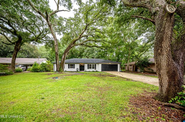 825 Graveline Road, Gautier, MS 39553