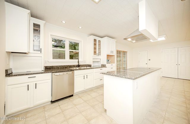 825 Graveline Road, Gautier, MS 39553