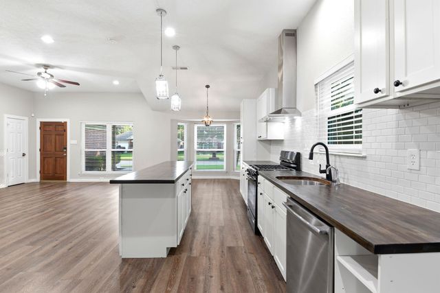 19422 Stamford Drive, Tomball, TX 77375