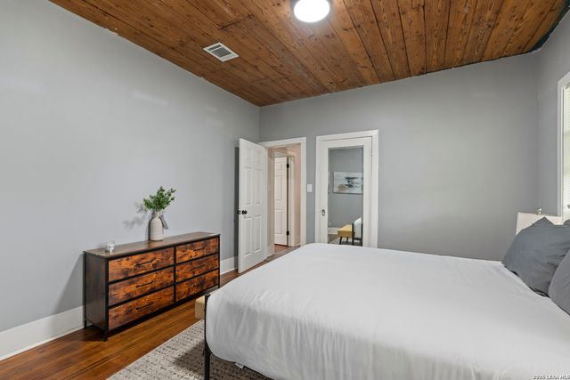 1311 W French Pl, San Antonio, TX 78201