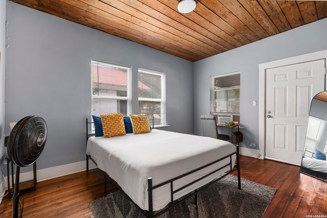 1311 W French Pl, San Antonio, TX 78201