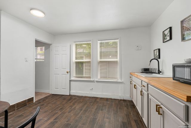 1311 W French Pl, San Antonio, TX 78201