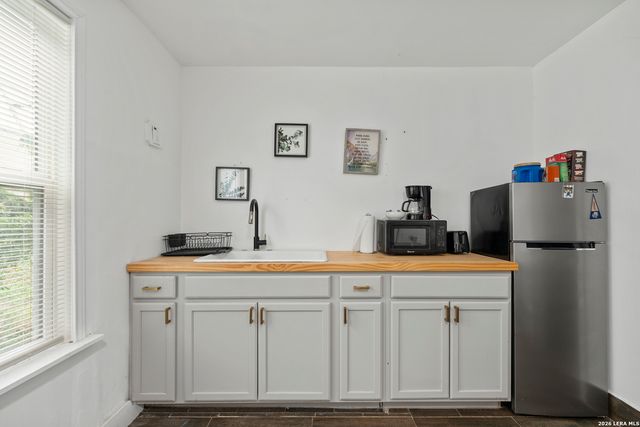 1311 W French Pl, San Antonio, TX 78201