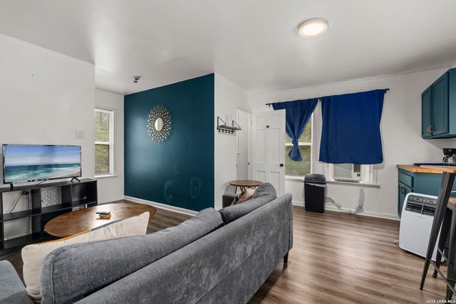 1311 W French Pl, San Antonio, TX 78201
