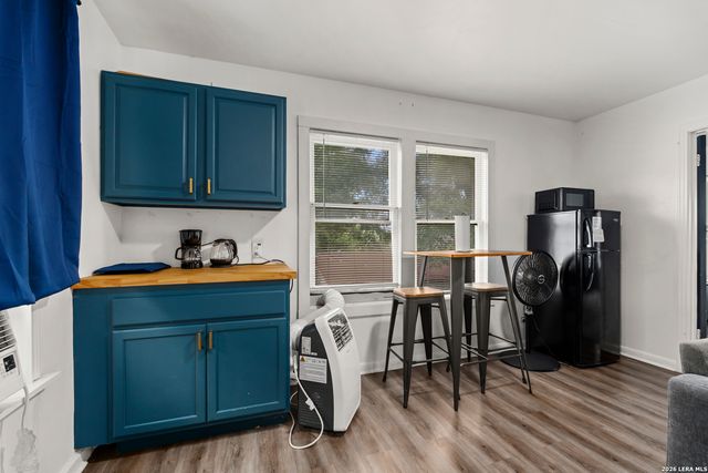 1311 W French Pl, San Antonio, TX 78201