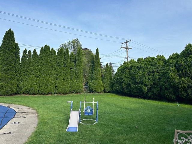 6820 Fredmoor Drive, Troy, MI 48098