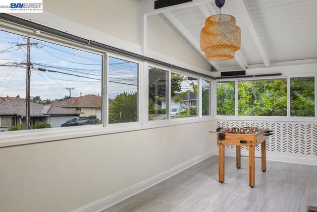 18650 Center St, Castro Valley, CA 94546