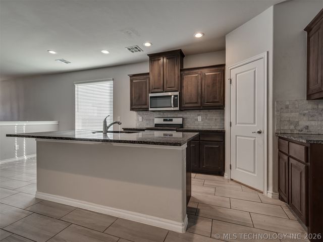 11133 NW 95th Court, Yukon, OK 73099
