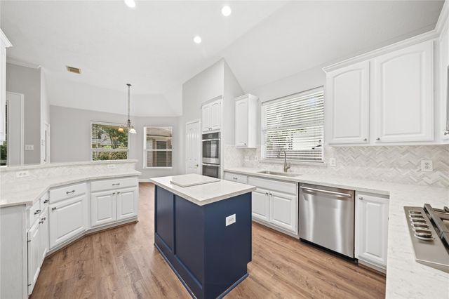 705 Hidden Oak Lane, Friendswood, TX 77546