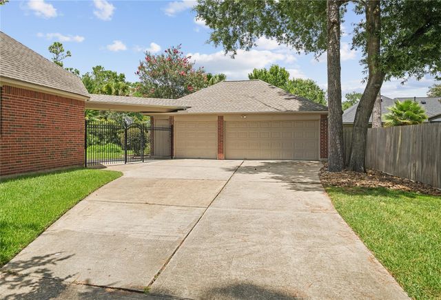 705 Hidden Oak Lane, Friendswood, TX 77546