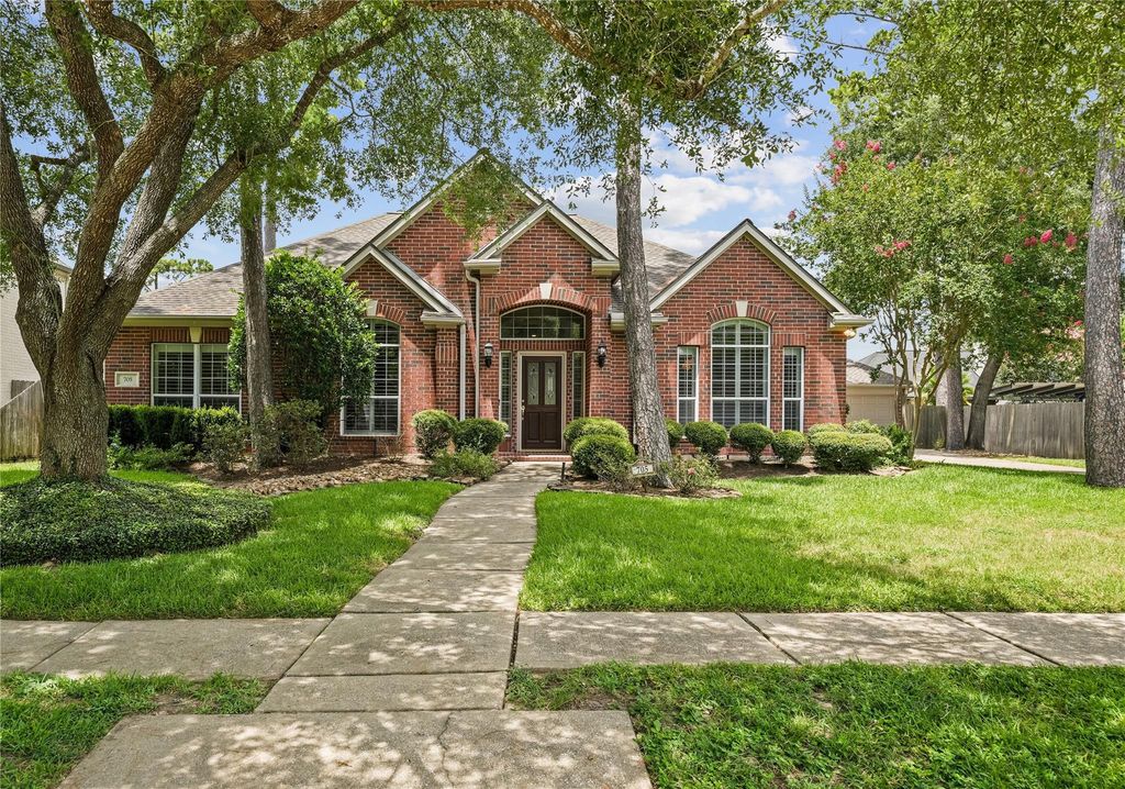 705 Hidden Oak Lane, Friendswood, TX 77546