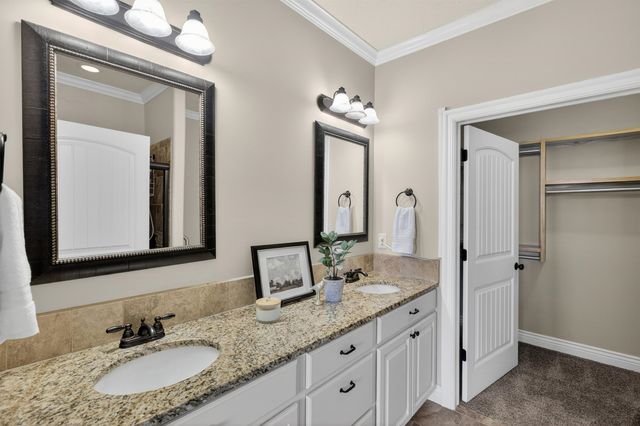 5122 N Brookstone St, Bel Aire, KS 67226