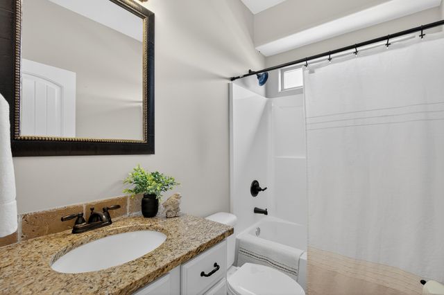 5122 N Brookstone St, Bel Aire, KS 67226