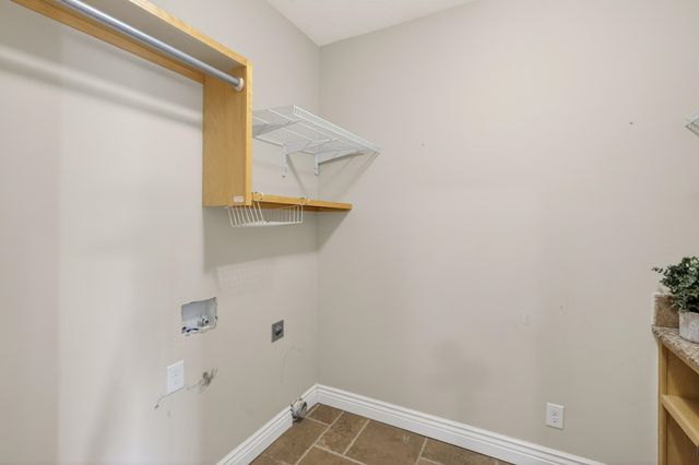 5122 N Brookstone St, Bel Aire, KS 67226