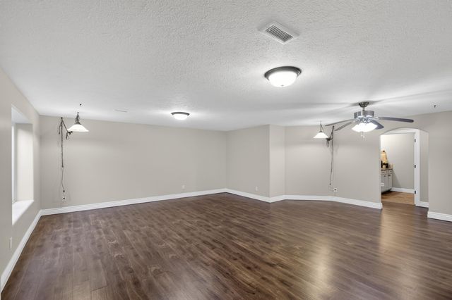 5122 N Brookstone St, Bel Aire, KS 67226