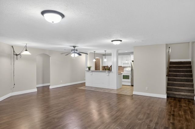 5122 N Brookstone St, Bel Aire, KS 67226