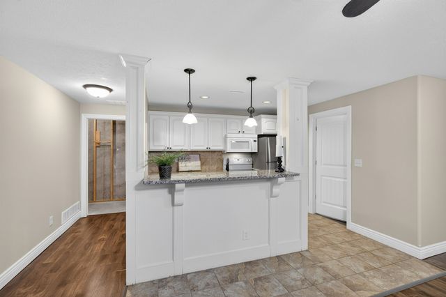 5122 N Brookstone St, Bel Aire, KS 67226