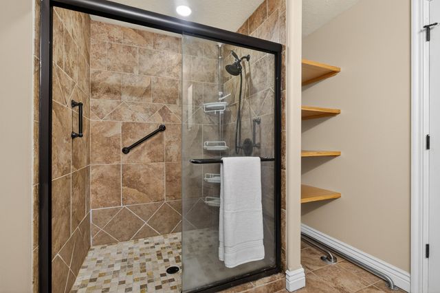 5122 N Brookstone St, Bel Aire, KS 67226