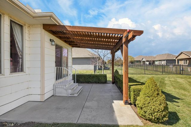 5122 N Brookstone St, Bel Aire, KS 67226