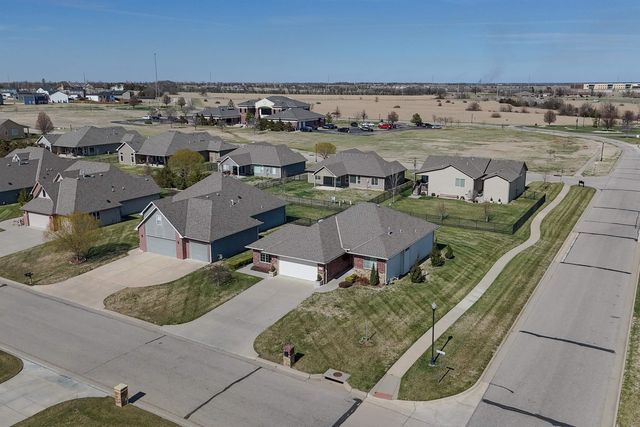 5122 N Brookstone St, Bel Aire, KS 67226