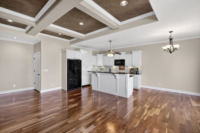 5122 N Brookstone St, Bel Aire, KS 67226