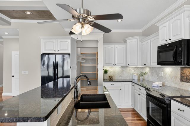 5122 N Brookstone St, Bel Aire, KS 67226