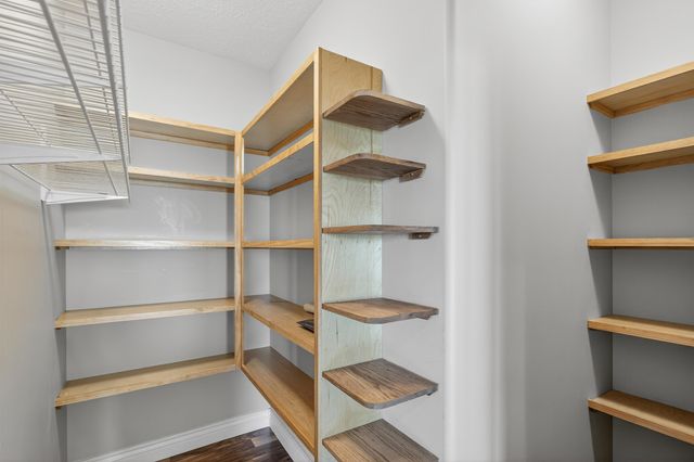 5122 N Brookstone St, Bel Aire, KS 67226