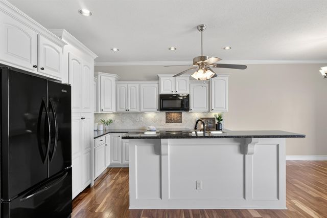 5122 N Brookstone St, Bel Aire, KS 67226