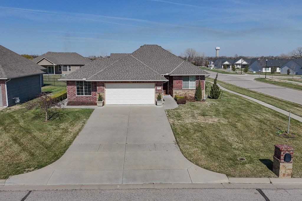 5122 N Brookstone St, Bel Aire, KS 67226