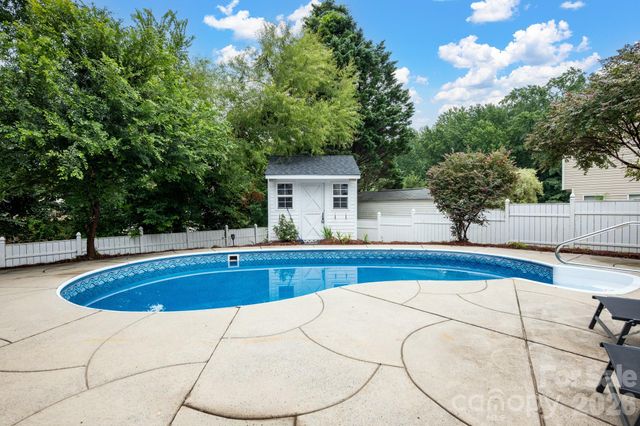 3412 Pondridge Court, Charlotte, NC 28269
