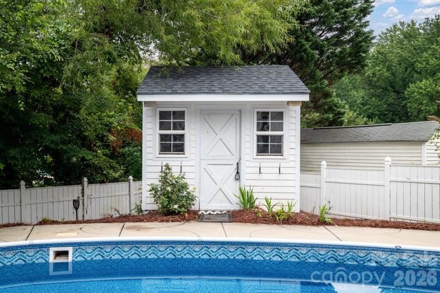 3412 Pondridge Court, Charlotte, NC 28269